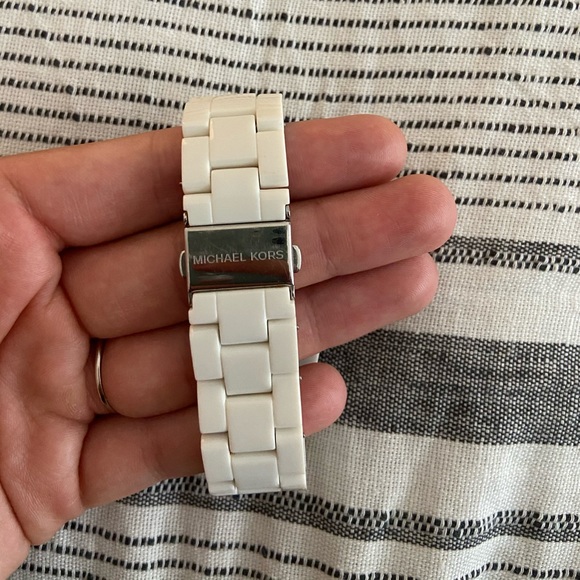 Michael Kors watch female - Picture 2 of 2